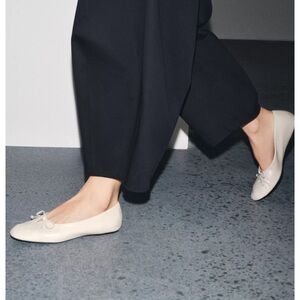 ZARA Soft leather-effect ballet flats. Bow detail on the front. Round toe.